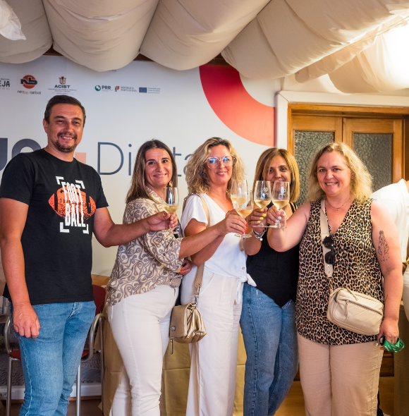 Pessoas a celebrar a abertura do Hub Digital de Beja